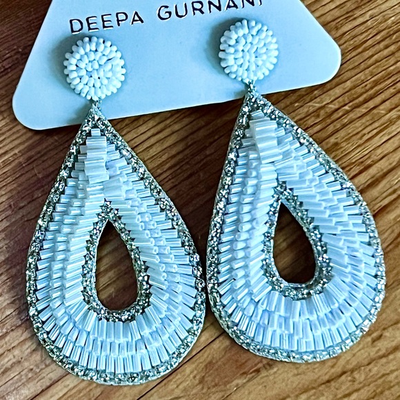 🌺🎉HP🎉🌺 NWT Deepa Gurnani Beaded White Crystal Hoop Chandeliers - Picture 3 of 16
